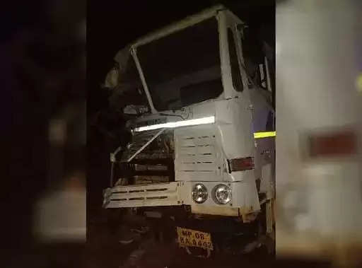 Accident News: डंपर की टक्कर से बस में लगी भयंकर आग, 13 यात्री जिंदा जले