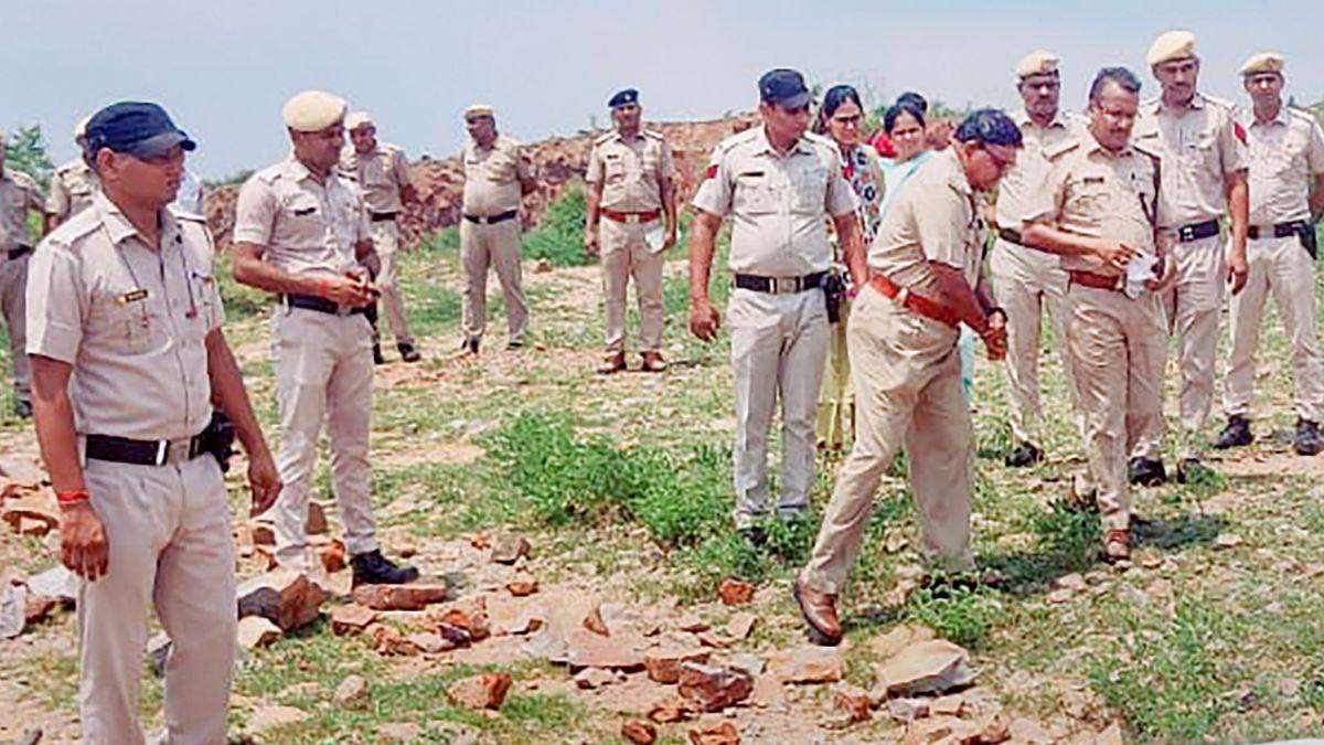 Haryana:  हरियाणा में फिल्मी स्टाइल में पुलिस हिरासत से आरोपी को छुड़ा ले गई प्रेमिका, देखती रही पुलिस
