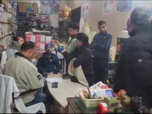 Fatehadab Crime News: दुकानदार की गर्दन पर कापा रखकर नकाबपोशों ने लूटी नकदी, सीसीटीवी में कैद हुई वारदात