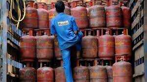 Gas Cylinder Price: नये साल की शुरूआत से पहले गैस सिलेंडर में दामों में आई कमी, देखें अपने शहर में क्या हुआ रेट