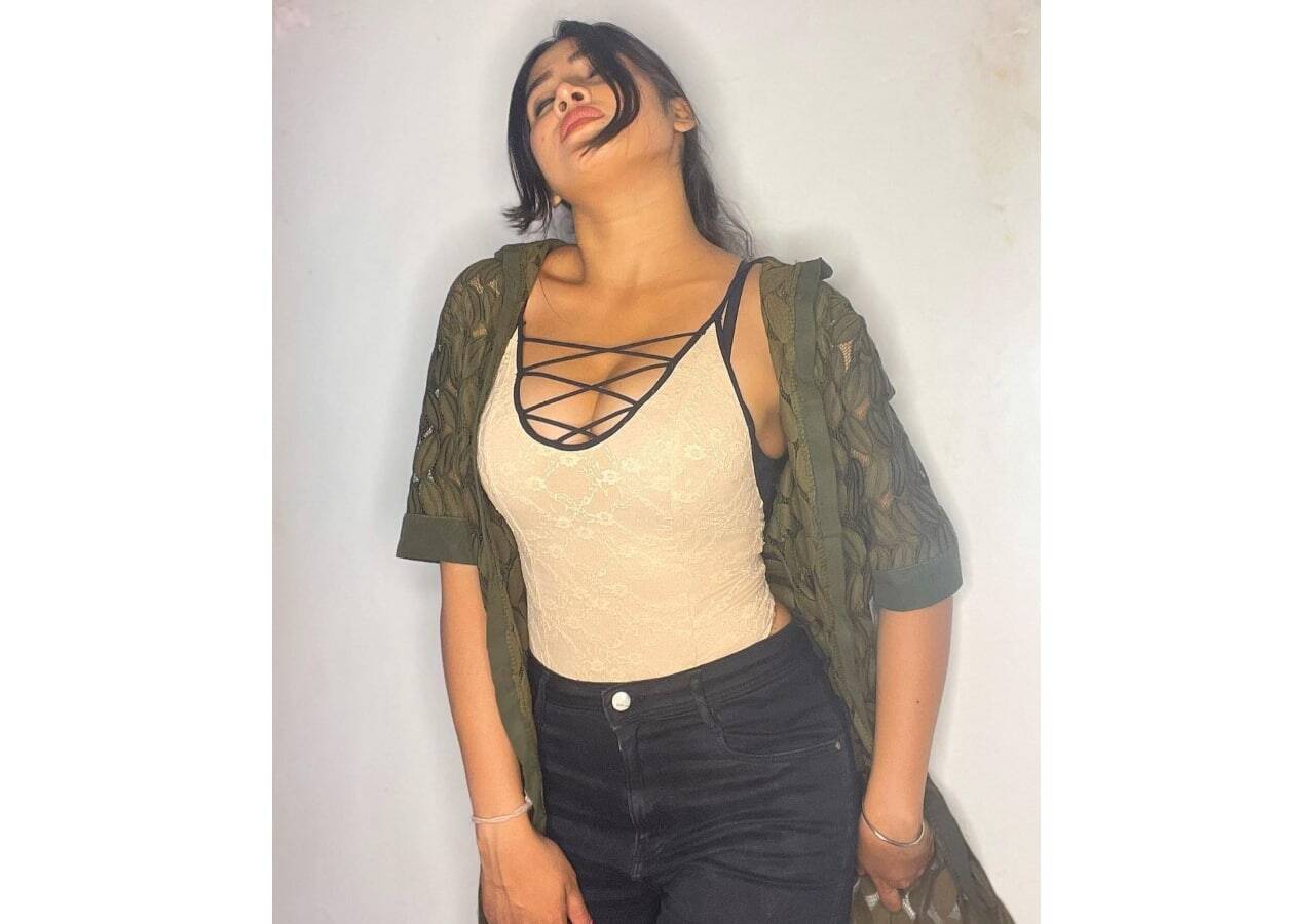 Sofia Ansari pics: सोफिया अंसारी ने शर्ट के बटन खोलकर मारे ऐसे ऐसे पोज की फेन्स का हुआ पारा गर्म, देखें तस्वीरें