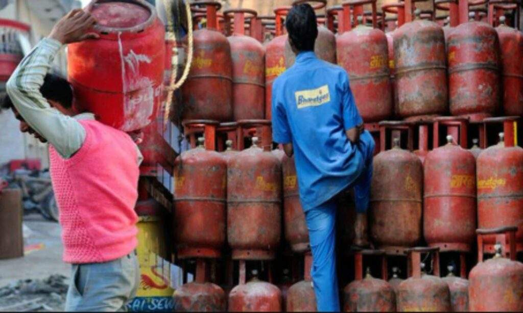 LPG Price: एलपीजी सिलेंडर एक बार फिर हुआ सस्ता, आज से 39.50 रुपये की हुई कटौती