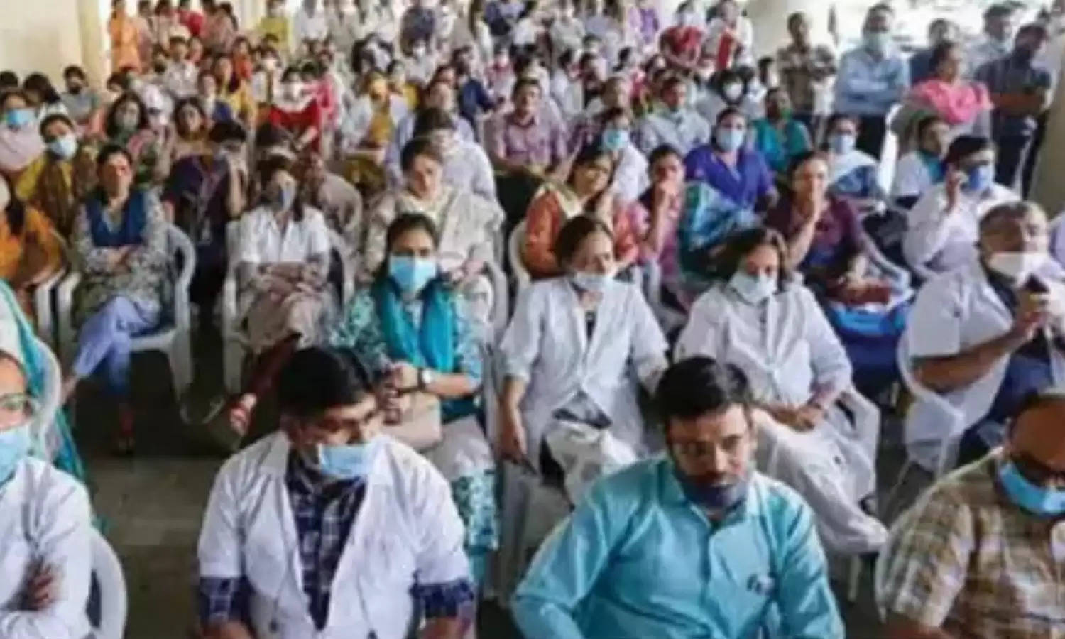 Doctors Strike News: हड़ताल पर गए डाॅक्टरों पर सरकार की टेडी नजर, मांगी गैर हाजिरों की लिस्ट