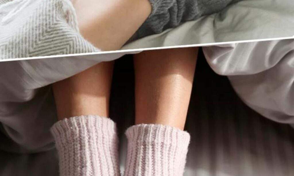 Wearing Socks While Sleeping: सर्दियों में मोजे पहनकर सोने की ना करें गलती, लग सकते है ये गंभीर रोग