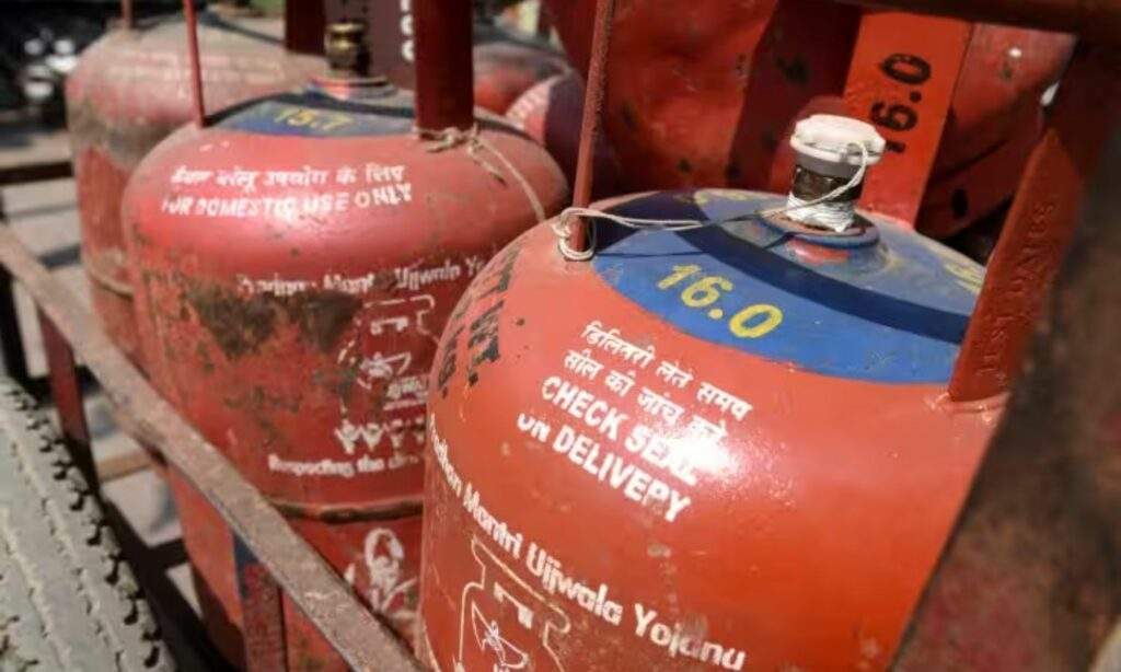 LPG Price: एलपीजी सिलेंडर एक बार फिर हुआ सस्ता, आज से 39.50 रुपये की हुई कटौती