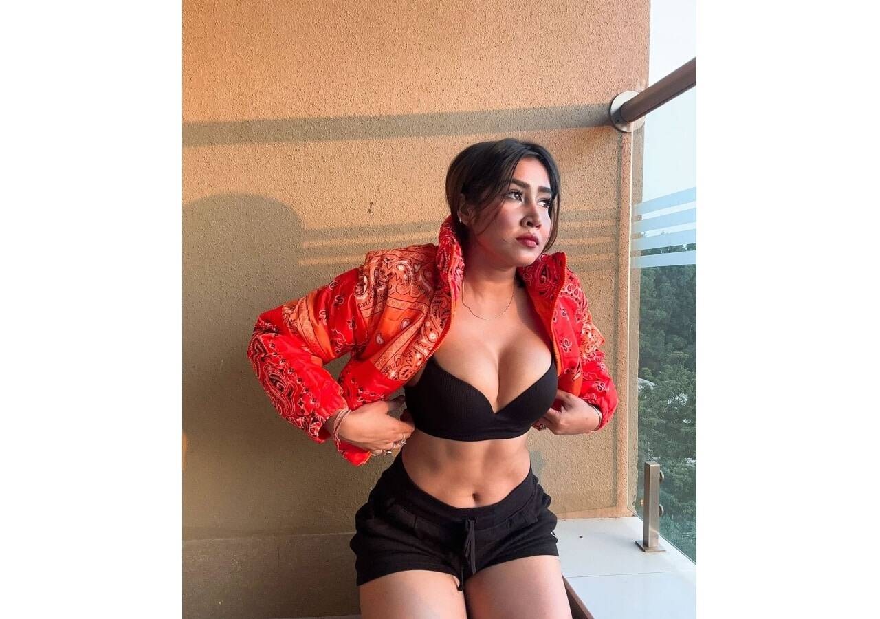 Sofia Ansari pics: सोफिया अंसारी ने शर्ट के बटन खोलकर मारे ऐसे ऐसे पोज की फेन्स का हुआ पारा गर्म, देखें तस्वीरें