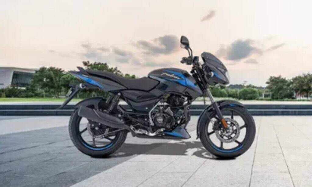 Bajaj Pulsar Bike: बड़ी बड़ी कंपनियां जिसे हल्का आंक रही थी, उस कंपनी की मोटरसाइकिल बन गई नंबर-1
