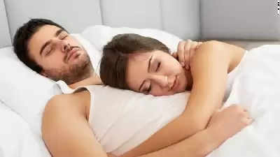 Vastu Tips For Bedroom: शादीशुदा जिंदगी को खुशहाल और बेहतर बनाने के लिए तो अपनाएं वास्तु शास्त्र के ये उपाय