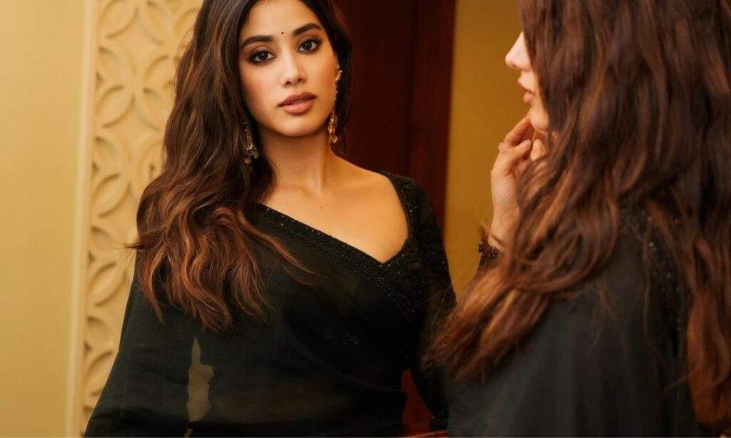 Janhvi Kapoor Photo: ब्लैक साड़ी में जान्हवी कपूर ने लूटी महफ़िल, दिलकश अंदाज देख आप भी खो बैठेंगे होश