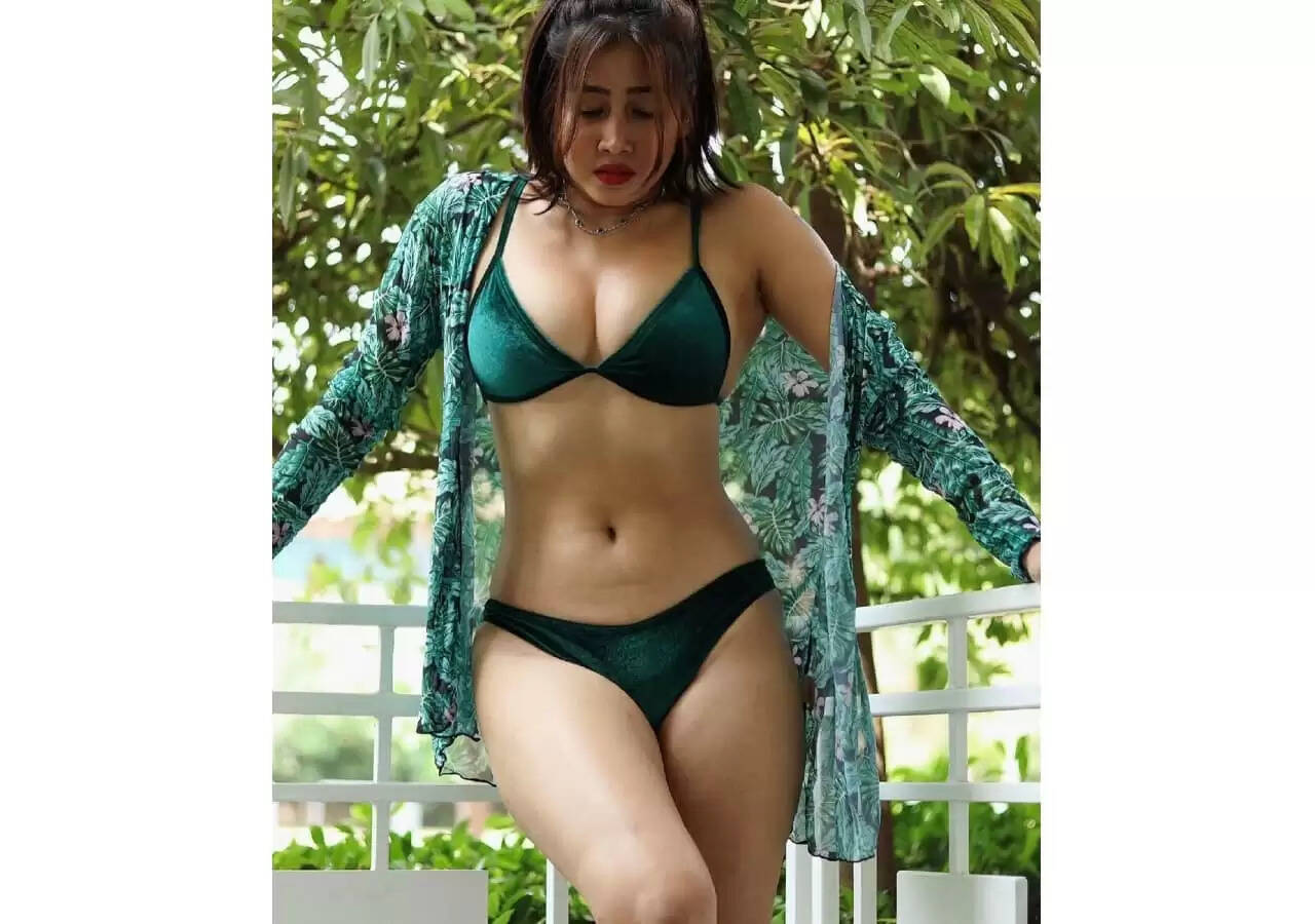 Sofia Ansari pics: सोफिया अंसारी ने शर्ट के बटन खोलकर मारे ऐसे ऐसे पोज की फेन्स का हुआ पारा गर्म, देखें तस्वीरें