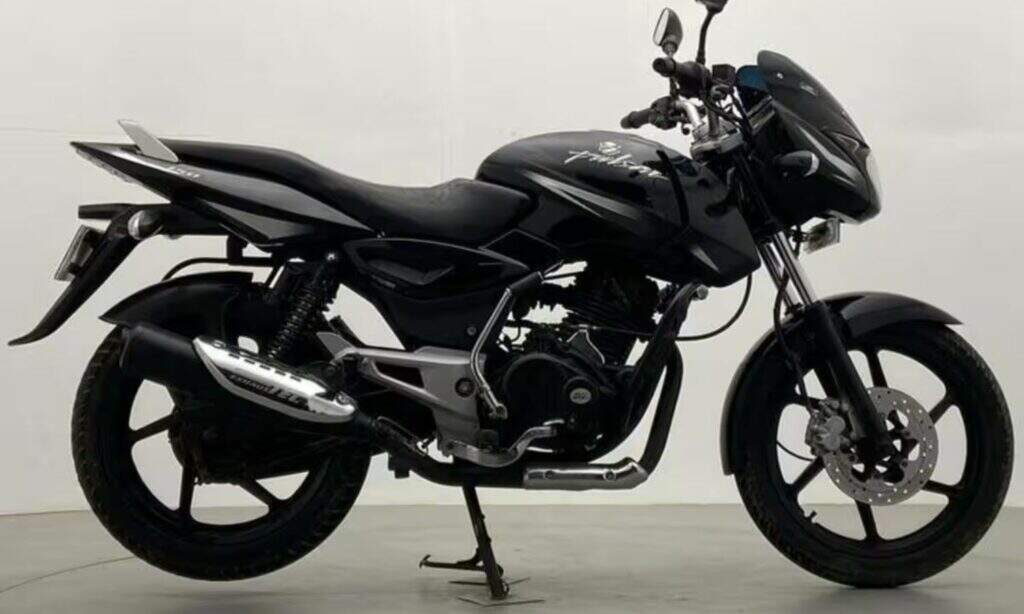 Bajaj Pulsar Bike: बड़ी बड़ी कंपनियां जिसे हल्का आंक रही थी, उस कंपनी की मोटरसाइकिल बन गई नंबर-1