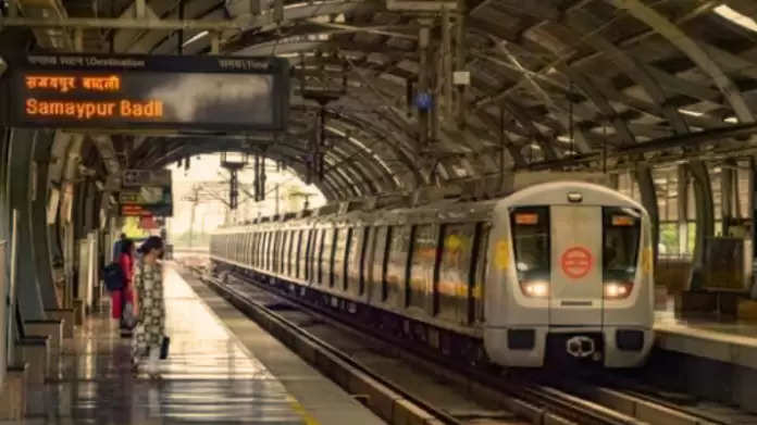 Delhi Metro: चलती ट्रेन के सामने कूद गया शख्स, दिल्ली मेट्रो के INA स्टेशन पर सुसाइड का वीडियो आया सामने