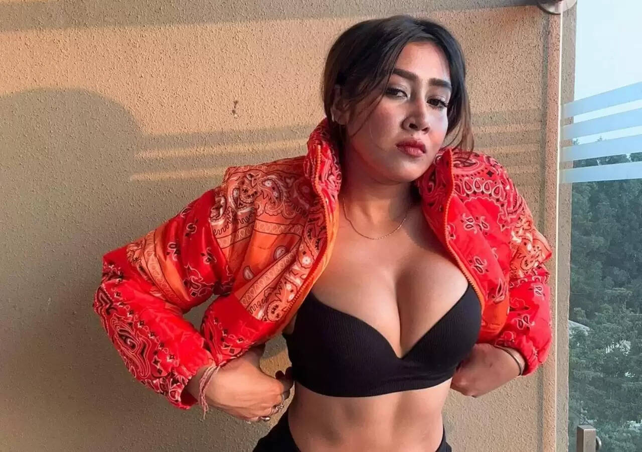 Sofia Ansari pics: सोफिया अंसारी ने शर्ट के बटन खोलकर मारे ऐसे ऐसे पोज की फेन्स का हुआ पारा गर्म, देखें तस्वीरें