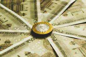 Vastu Tips: आर्थिक तंगी से हैं परेशान तो अलमारी में रखें ये 4 चीजें, दूर हो जाएगा संकट