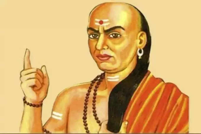 Chanakya Niti Tips: आचार्य चाणक्य के अनुसार दूसरों को काभी न बताएं ये बातें, वरना जीवन में नहीं होगी तरक्की