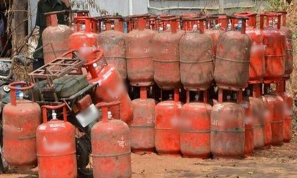 LPG Price: एलपीजी सिलेंडर एक बार फिर हुआ सस्ता, आज से 39.50 रुपये की हुई कटौती